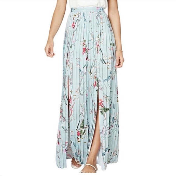 Bebe Two piece set - Picture 2 of 4